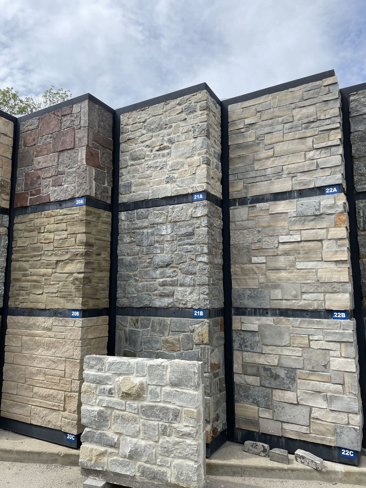 Tren Wallcladding Batu Alam: Sentuhan Estetika Alami untuk Fasad Bangunan Komersial Modern